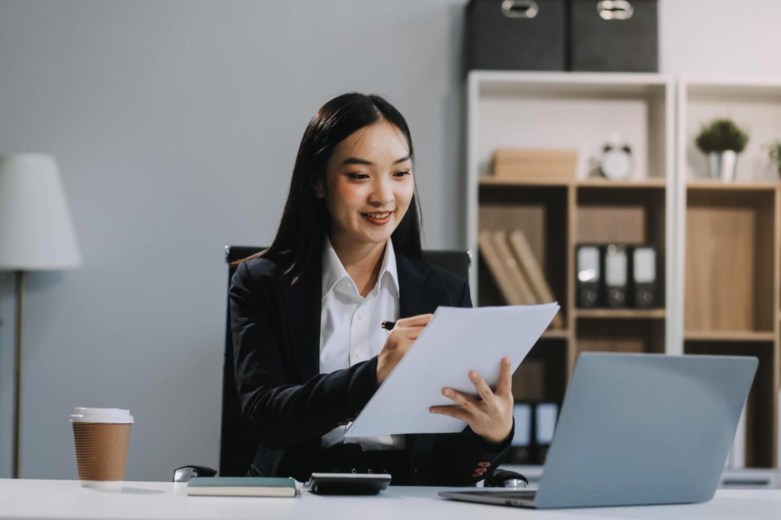 Persona organizando documentos financieros de forma ordenada